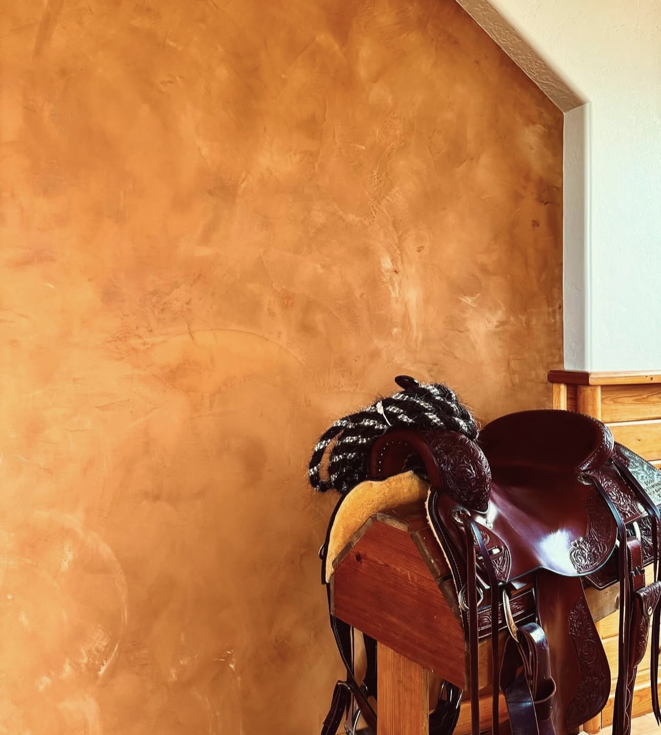 Modern interior with smooth plaster walls showcasing clean architectural lines